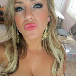milf cougar sending sexting message
